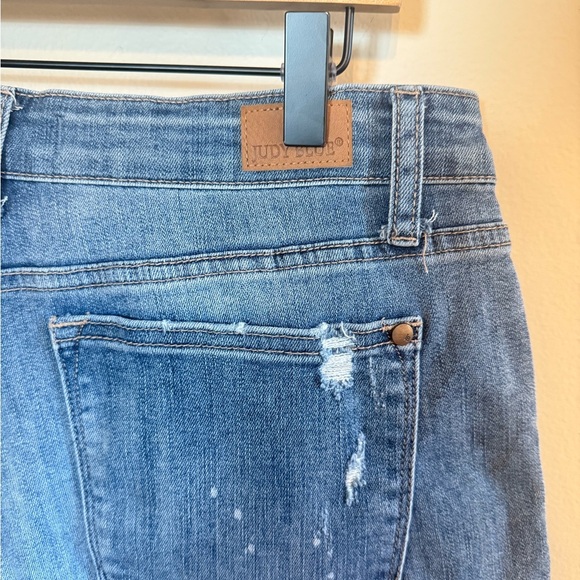 Judy Blue • High Rise Medium‎ Wash Distressed Casual Jean Short Sz 30 Frayed - Picture 8 of 11